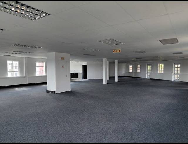 2,804M² OFFICE FOR SALE IN FOURWAYS